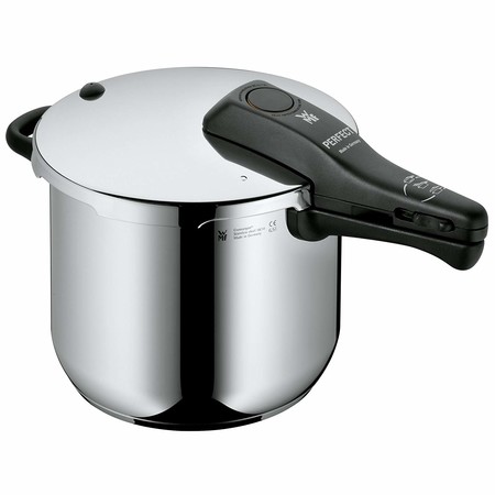 Por 105,99 euros tenemos la olla a presión WMF Perfect de 22 cm de diámetro en Amazon