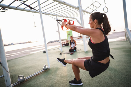 Cómo trabajar todos los grupos musculares tanto dentro como fuera de casa con correas TRX