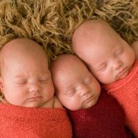 Los trillizos Eva, Sofía y Miguel a casa tras un mes en la UCI Neonatal y un embarazo excepcional con tres bolsas y dos placentas