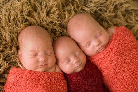 Los trillizos Eva, Sofía y Miguel a casa tras un mes en la UCI Neonatal y un embarazo excepcional con tres bolsas y dos placentas
