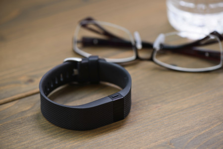 ¿Sólo los deportistas usan pulseras cuantificadoras? Así pueden ayudar a adultos sedentarios
