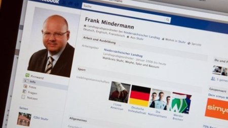 Renuncia otro diputado del partido de Merkel por "contactos no apropiados" en Facebook