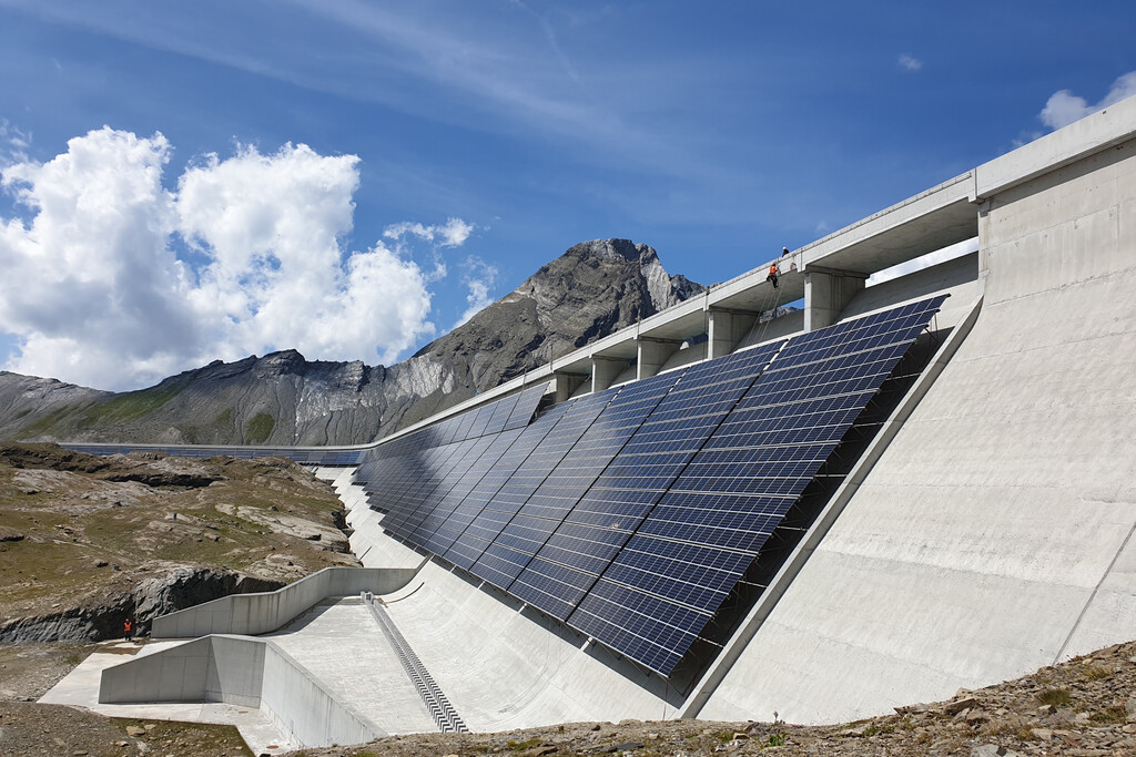 Suiza pensó que poner 5.000 paneles solares a 2.500 metros de altura era una locura. Tuvo un aliado inesperado: la nieve