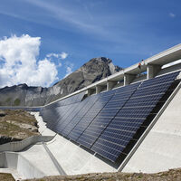 Suiza pensó que poner 5.000 paneles solares a 2.500 metros de altura era una locura. Tuvo un aliado inesperado: la nieve 