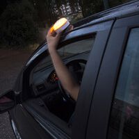 Puedes activar la luz conectada V16 hasta en el cine si te aburres porque la DGT no te va a multar. Pero sí lo hará en este caso 