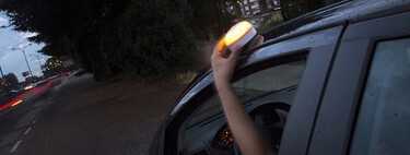 Puedes activar la luz conectada V16 hasta en el cine si te aburres porque la DGT no te va a multar. Pero sí lo hará en este caso 