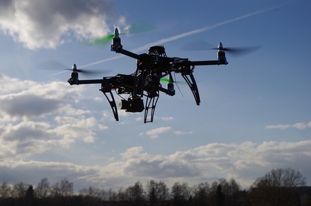 Como los drones son peligrosos en los aeropuertos: el cazador de drones