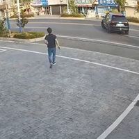 Otro coche autónomo queda en ridículo. Un SUV intentó estacionarse solo y, como no cabía, se puso en marcha y se fue sin su dueño