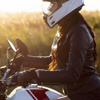 El truco infalible para colocar las manos en la moto que está salvando de fuertes dolores a muchos moteros 