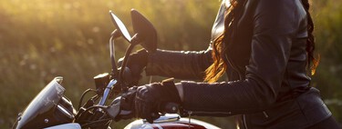 El truco infalible para colocar las manos en la moto que está salvando de fuertes dolores a muchos moteros 