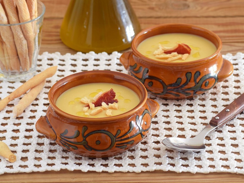 Con un bote de la despensa la crema de puerros de siempre se convierte en un plato completo y rico en proteínas