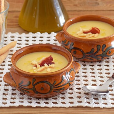 Con un bote de la despensa la crema de puerros de siempre se convierte en un plato completo y rico en proteínas 