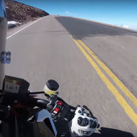 Métete en la piel de Chris Fillmore y siente como es batir el récord de Pikes Peak en su KTM 1290 Super Duke R