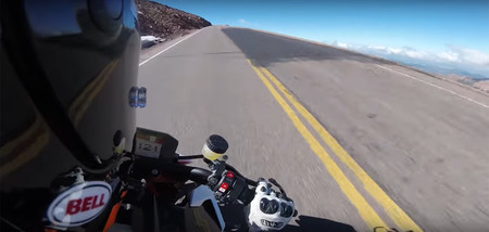 Métete en la piel de Chris Fillmore y siente como es batir el récord de Pikes Peak en su KTM 1290 Super Duke R