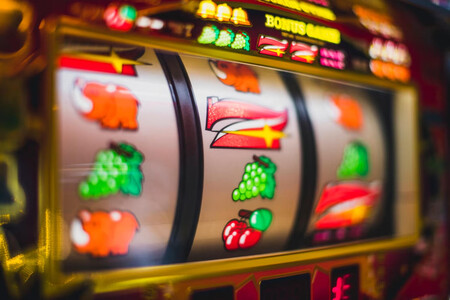Máquina tragaperras, el dinero nos hace tomar decisiones irracionales, como las de apostar en juegos imposibles