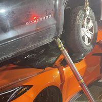 Otro caso de todoterreno 'aparcado' sobre un Corvette demuestra algo: a EEUU se le ha ido de las manos el tamaño de los coches