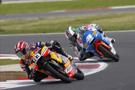 MotoGP Gran Bretaña 2010: Marc Márquez vence en una encarnizada lucha con Pol Espargaró en 125