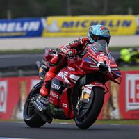 Marc Márquez es el rey de la lluvia. Logra la pole position con un segundo y medio de ventaja a pesar de una caída 