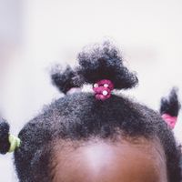 El esposo de Serena Williams comparte que desea aprender a peinar mejor a su hija, y los padres le responden con consejos