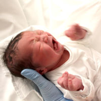 Se llevaron al recién nacido para un chequeo de rutina y se lo devolvieron operado: ¡nunca os separéis de vuestro bebé!