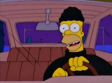 Homer Simpson roba coches