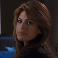 Era una película de Steven Seagal, pero decidieron doblar a Eva Mendes porque no parecía "lo suficientemente" inteligente