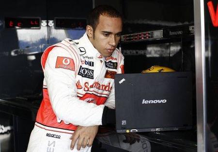 Lewis Hamilton defiende su estilo de conducción