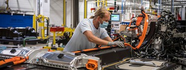 "Toda la industria está en pánico". Las tierras raras han desatado un caos alrededor del coche eléctrico en el que los fabricantes están dispuestos a pagar cualquier precio