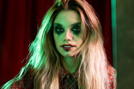 Mujer maquillada de manera parecida al joker