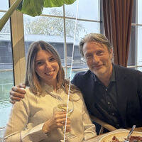 Nano Banana Pro ya crea fotos de famosos casi indetectables. Así que miles de personas pensaron que Mads Mikkelsen celebraba su cumpleaños (cuando no)