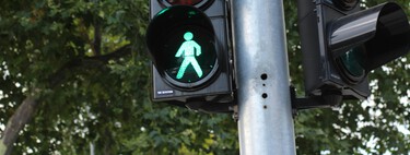 Confirmado en el BOE: los coches ya no podrán cruzar un paso de cebra con el semáforo de peatones en verde