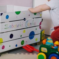 Cómo ordenar y guardar los juguetes de los niños para evitar la acumulación excesiva