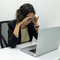 
Al llegar a la entrevista de trabajo solo había una IA: buscar trabajo es un infierno cada vez más "humillante" para muchas personas