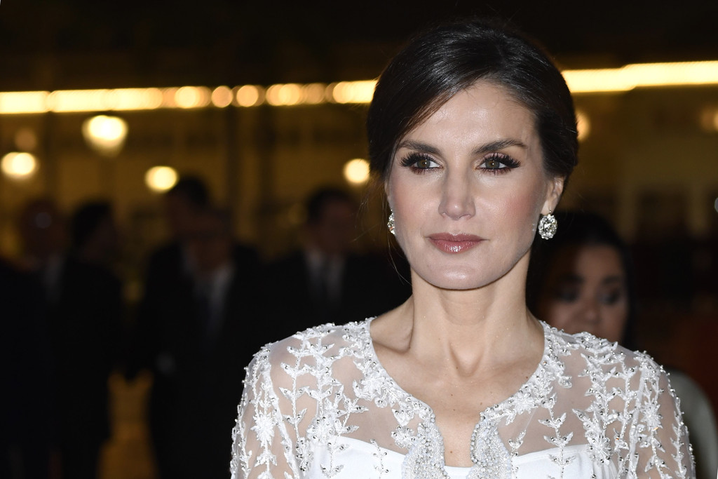 Doña Letizia deslumbra en Marruecos en la cena de gala con un impresionante vestido blanco de estreno