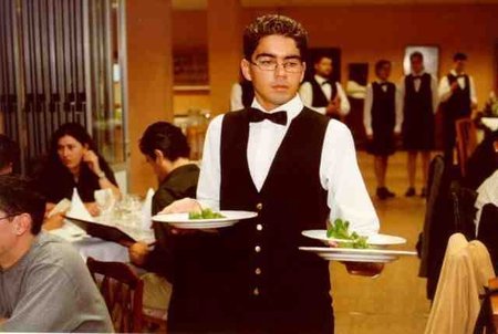 El truco para que un cliente nos deje más propina: hacerle reír