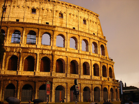 El Coliseo romano se encuentra inclinado