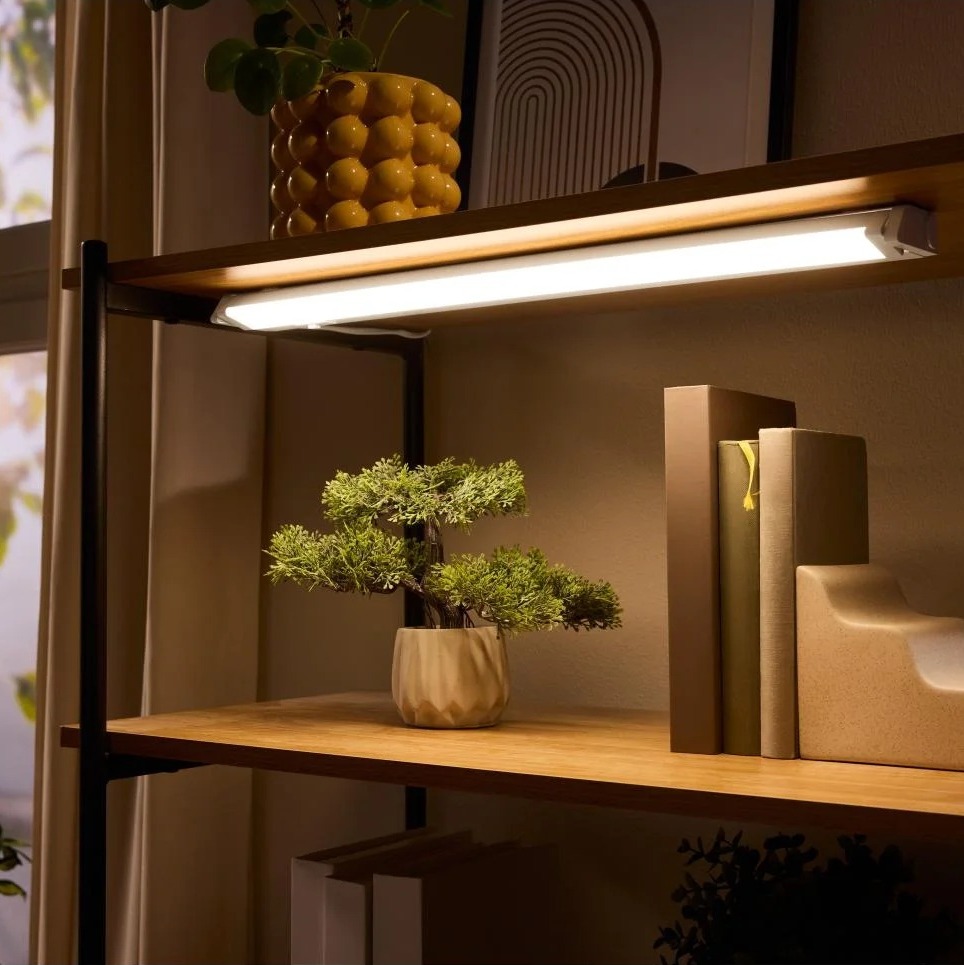 Lámpara LED bajo mueble con tonos de luz