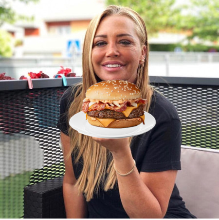 Belén Esteban pasa de 'Princesa del Pueblo' a 'Reina del buffet libre' en sus vacaciones de estrella Michelin