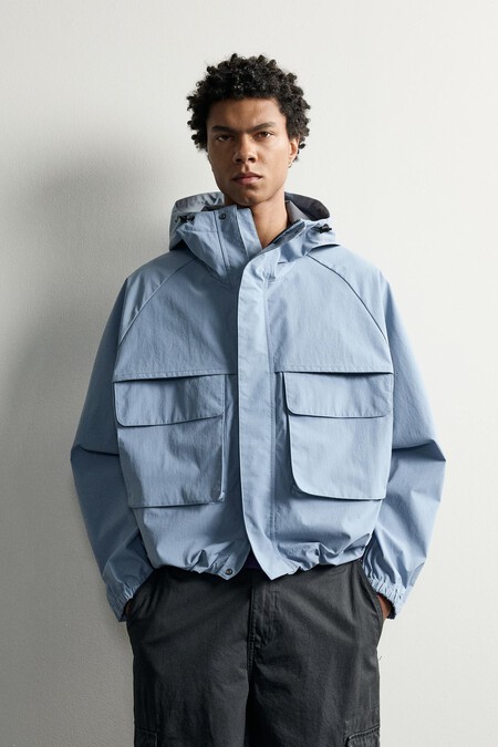 Zara Tiene La Chaqueta Viral Que Le Sumara Color A Tus Looks De Otono Tiene Bolsillos Extra Y Ademas Es Repelente Al Agua