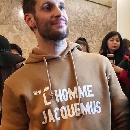 Simon Porte Jacquemus sorprende en París al anunciar su nueva línea de ropa para hombre