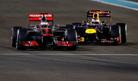 Sebastian Vettel tras Jenson Button