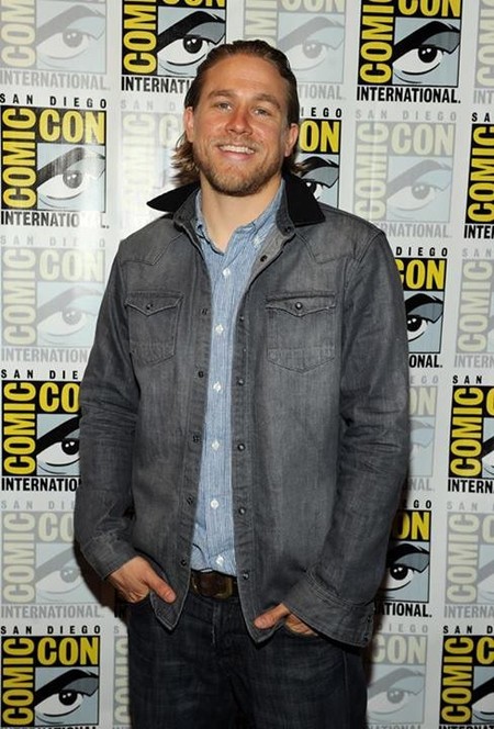 ¡Que a Charlie Hunnam no me lo toque nadie!