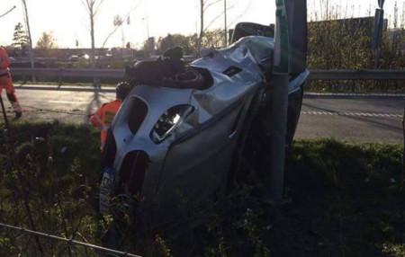 Dolorpasión™: un Mercedes-AMG GT S y una farola en el camino