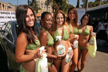 Chicas en bikini lavan coches hibridos