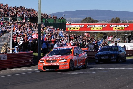 Bathurst 1000: victoria de Whincup y Dumbrell en quizá la mejor carrera del año