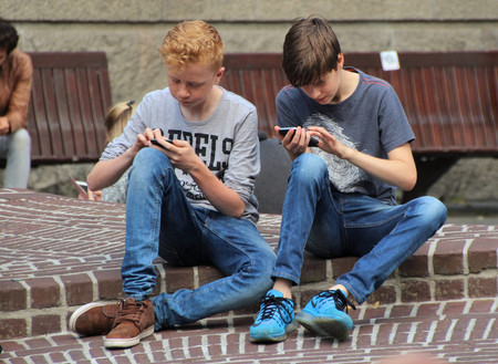 Ha ocurrido en Italia: condenada a pagar 10.000 euros a su hijo por subir fotos y datos suyos a redes sociales