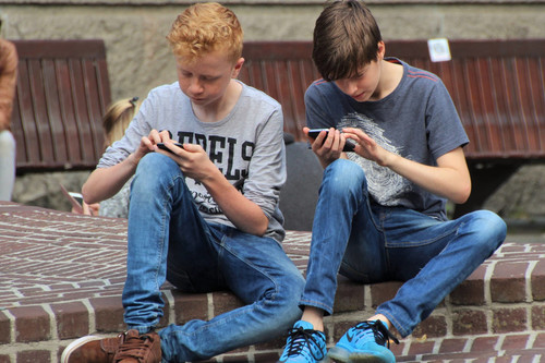 Ha ocurrido en Italia: condenada a pagar 10.000 euros a su hijo por subir fotos y datos suyos a redes sociales