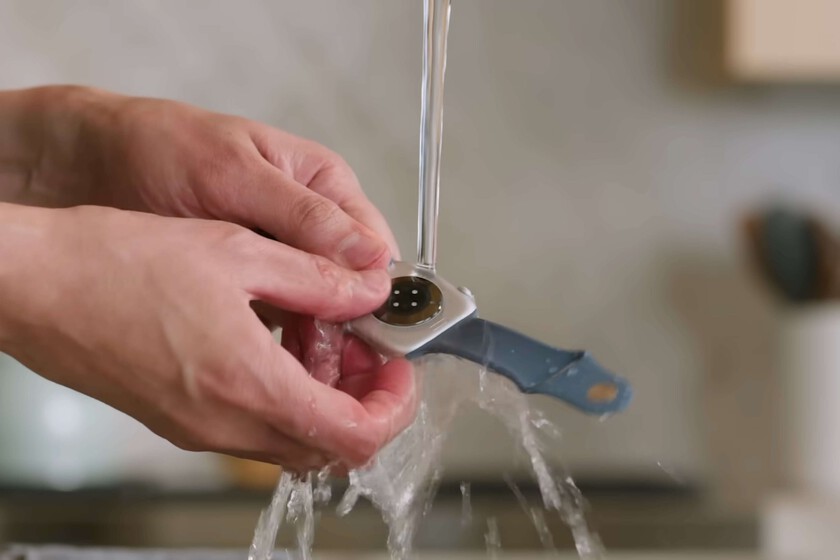 Frotar el altavoz del Apple Watch con un cepillo bajo el agua parece una locura. Resulta que es el método oficial de Apple para limpiarlo