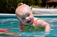 La foto de tu bebé en julio: el bebé en la piscina
