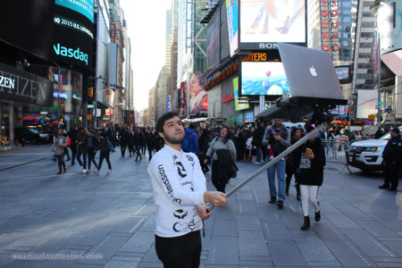 El palo de selfie para MacBook, un proyecto artístico que no te dejará frío